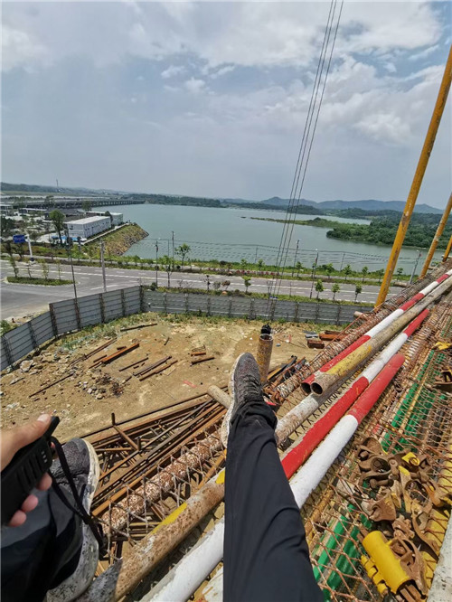 临夏县作业中发生设备损坏或人员意外，责任怎么划分？