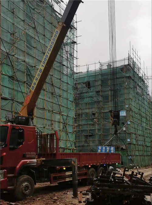 临夏县“慢工细活”—— 吊车的 “微动控制” 技术